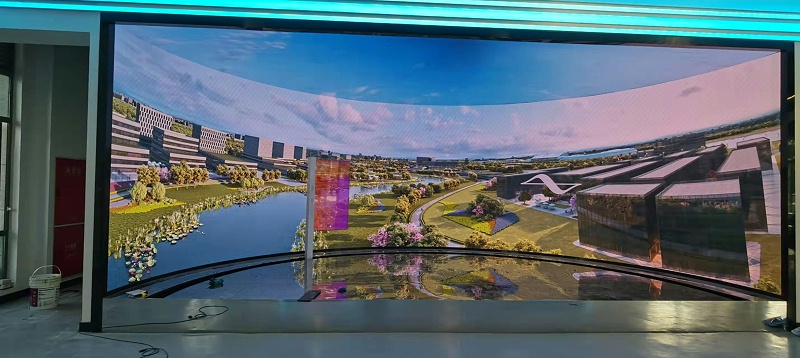 55寸LOED弧形滑軌屏-助力成都芯谷產(chǎn)業(yè)園多媒體展廳建設