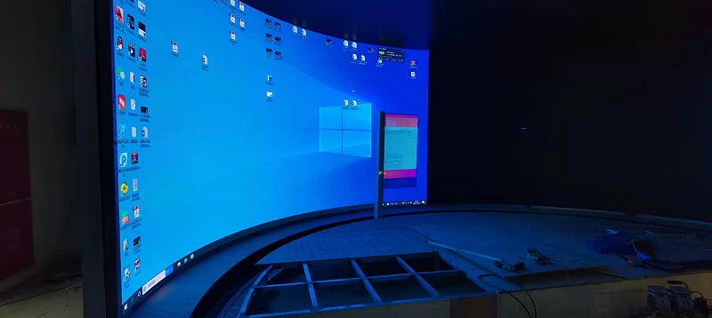 55寸LOED弧形滑軌屏-助力成都芯谷產(chǎn)業(yè)園多媒體展廳建設